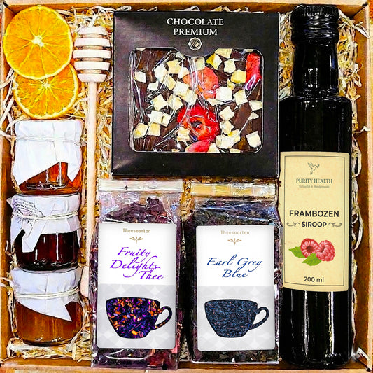Geschenkmand met honing, chocolade, thee en siroop