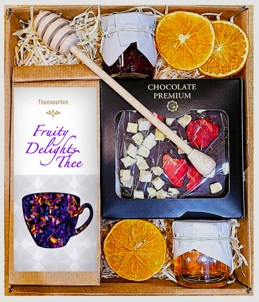 Geschenkmand met thee, fruitspread, chocolade en honing